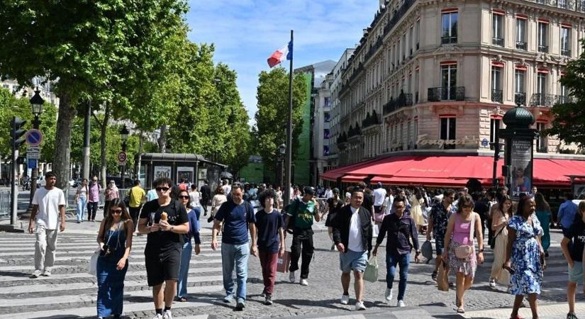 Arabok kezén a világ leghíresebb sugárútja: a franciák elveszítik a Champs-Elysées-t
