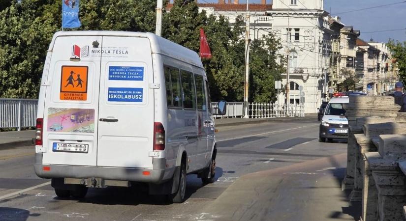 Egy rossz mozdulat a bicikliútról, és máris megtörtént a baleset a Belvárosi hídon