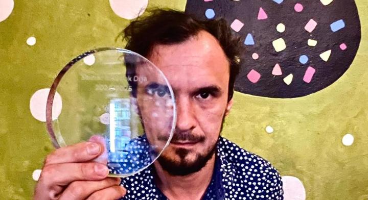 Tamási Áron Színház: Kónya-Ütő Bence kapta a Színikritikusok díját