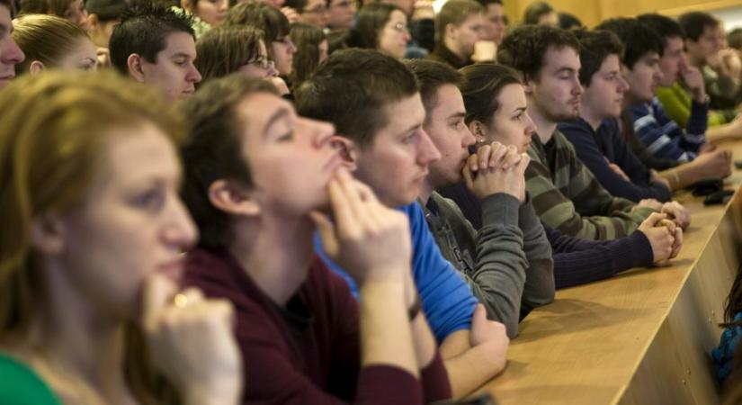 Családi pótlék: most kell igazolást kérniük a felsőoktatásba kerülő gyerek szüleinek