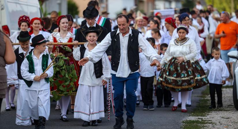 Őcsényben történt valami, amitől az egész falu lázba jött (képgaléria)