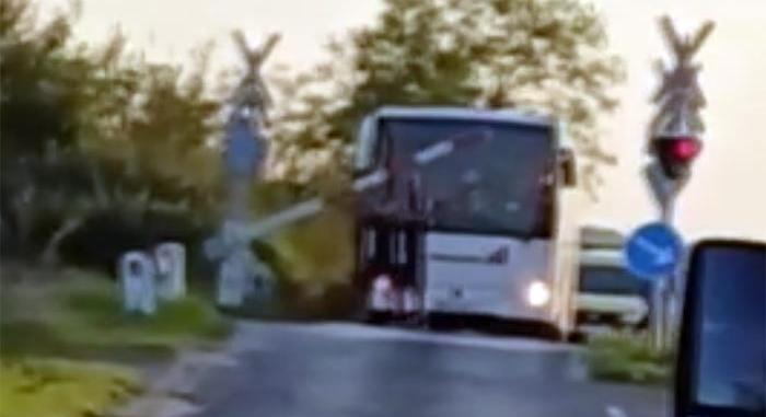 Őrület, mit műveltek egy hazai vasúti átjáróban