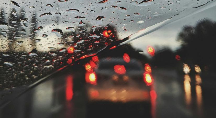 Kiadták a riasztást: durva lehűlés jön szélviharral és jégesővel