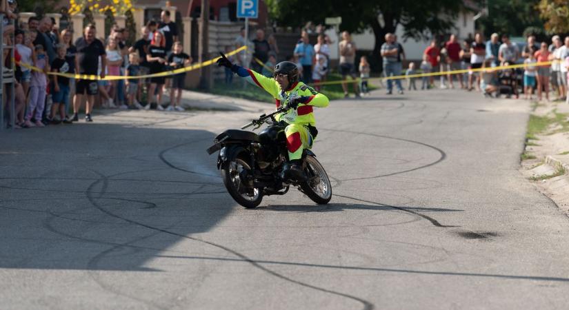 Motoros show, rekordszámú főzőcsapat és sztárfellépők színesítették az Apostagi Családi Napot – fotók, videó