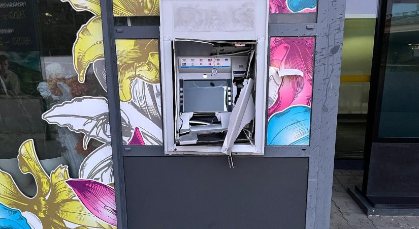 Bankautomatát robbantottak, a tettesek elektromos biciklin menekültek el