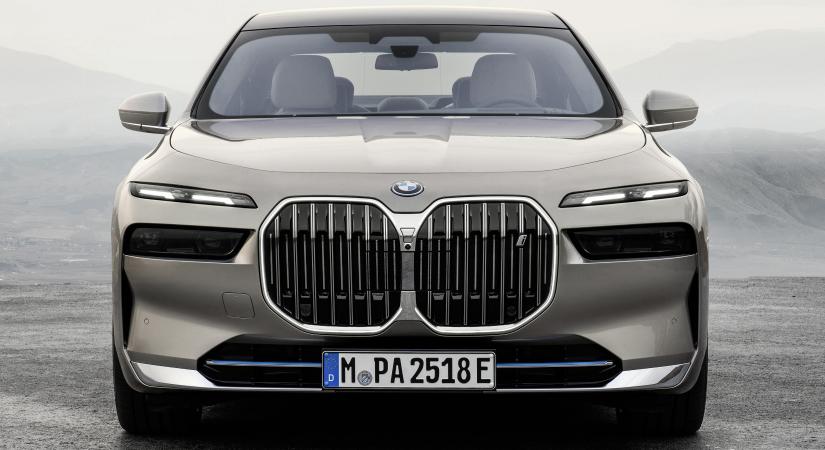 A hatalmas BMW-hűtőrácsok atyja nem bánt meg semmit