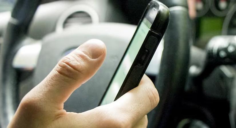 Vezetés közben mobilozó sofőrökre vadásznak a debreceni utakon