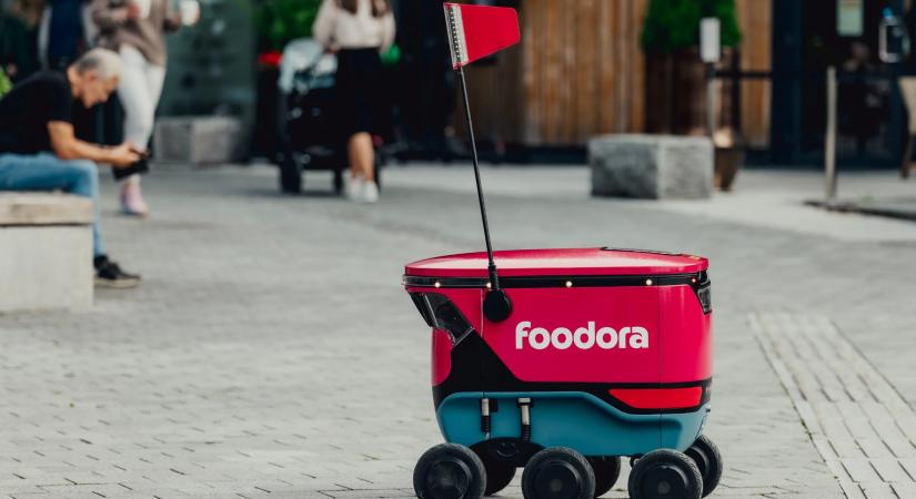 Elvehetik a magyar taxisok és ételfutárok munkáját az önvezető autók és a drónok?