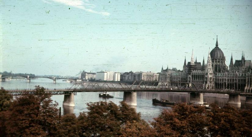 „Úgy mászkálnak nyaktörő pallókon a Duna fölött, mintha ott születtek volna” – A legendás budapesti Kossuth-híd (igen, volt ilyen!) története