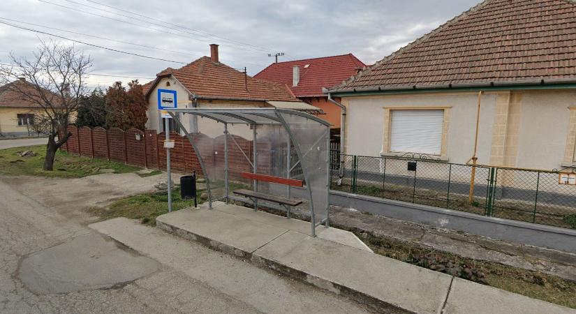 Buszmegállókat újítanak fel Alsózsolcán