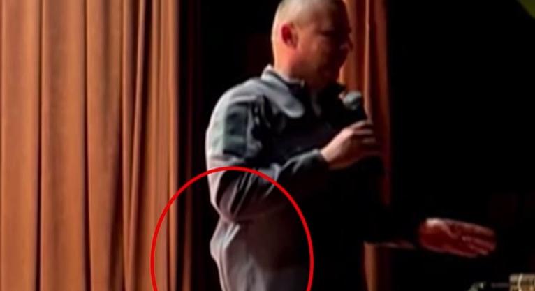 Fegyvernek látszó tárggyal jelent meg emberek között Ruszin-Szendi Romulusz  videó