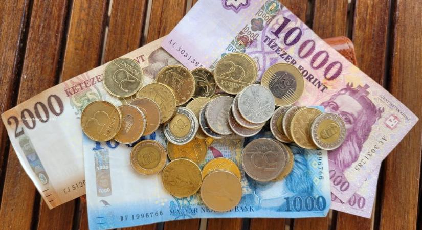 KSH: júliusban a bruttó átlagkereset 693 700 forint volt