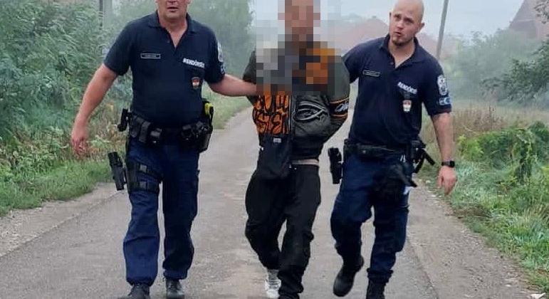 Zokniban menekült a borsodi rendőrök elől