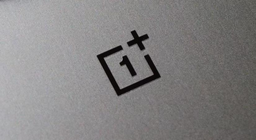 Itt az első fotó a OnePlus 15-ről, eléggé hasonlít a korábbi iPhone-okra