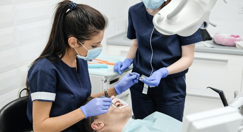 Bayer Zsolt sógornője is az esélyesek között lehet a Szegedi Fogorvosi Kar dékáni pályázatán