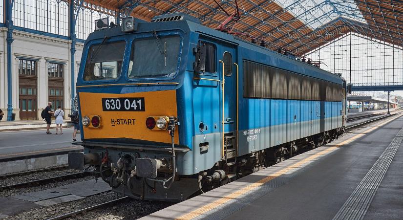 Nyílt támadás érte a MÁV-ot, durva plakát jelent meg a fővárosban