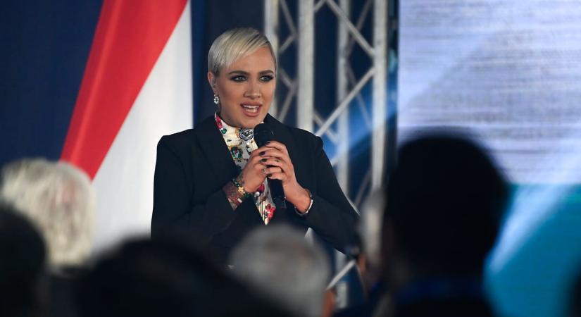Miután jól kikáromkodta magát a Megasztárban, Tóth Gabi most a gyerekére hivatkozva nem reagált Tóth Vera kritikájára