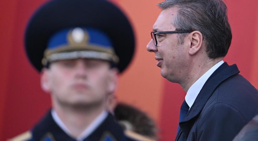 A szerb elnök is tart egy erődemonstrációt, de a katonai parádé tankjai egyelőre csak a belgrádi betont tették tönkre
