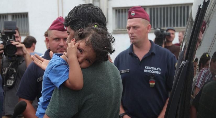 Migránsok áradatával küzdöttek a határokat védő hatóságok (galéria)