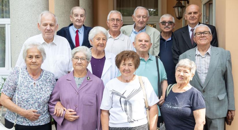 Amikor megszépülnek az emlékek: hatvan éve végeztek, s most újra összejöttek