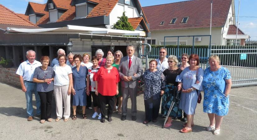 Ez már valami! Ötven év után is tartják a kapcsolatot a szolnoki „véndiákok”