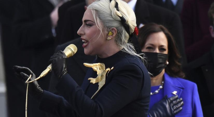 Így énekelte az amerikai himnuszt Lady Gaga egy aranymikrofonba – Videó!