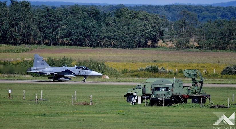 Kecskeméti Gripenek és közel 300 katona vette birtokba a pápai bázist – fotók