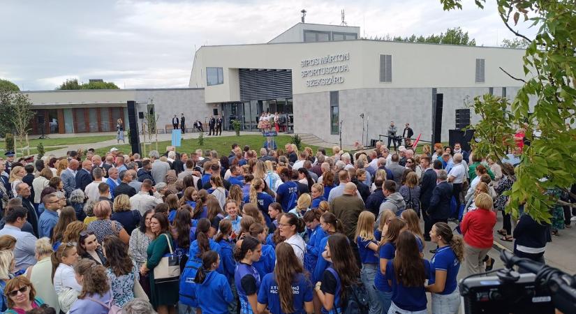 Perceken belül átadják a szekszárdi Sipos Márton Sportuszodát – Orbán Viktor miniszterelnök is beszédet mond (videó, galéria)