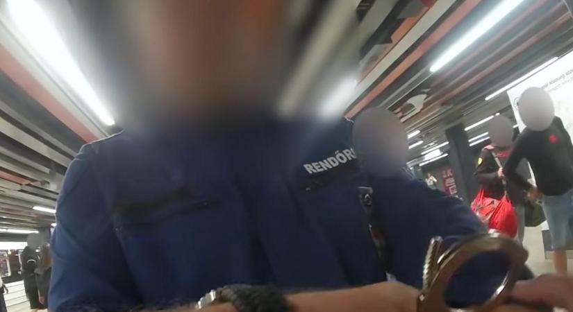 Videón, ahogy igazi rendőrök fognak el egy álrendőrt a budapesti metróban