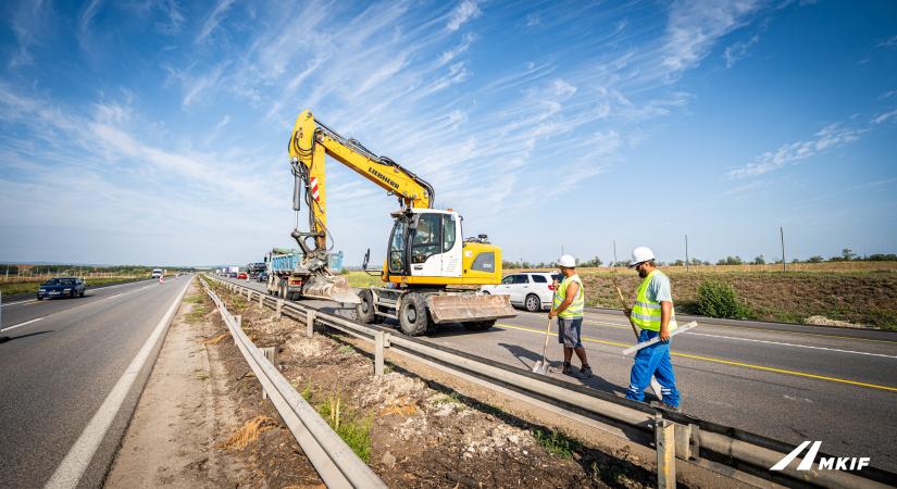 M1-es bővítés: sávszélesítési munkák Győr mellett a sztrádán