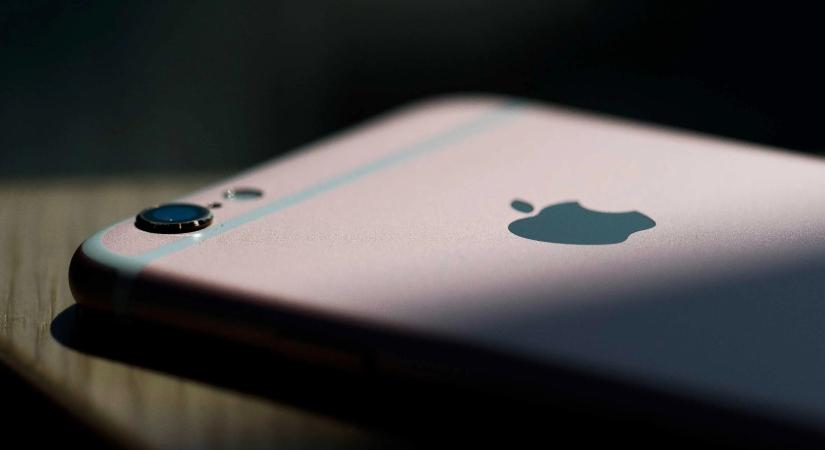 Ismert, és kihasznált súlyos sebezhetőség miatt frissült még a 10 éves iPhone is