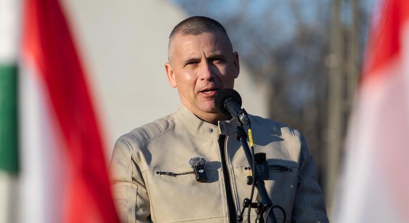 Orbán bármiféle bizonyíték nélkül ír arról, hogy fegyverrel az oldalán tartott volna lakossági fórumot Ruszin-Szendi