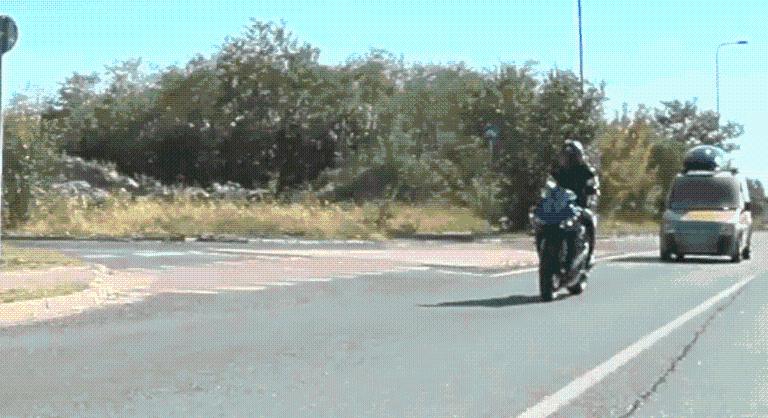 Hátulról tarolta le a furgon a motorost, aki szabálytalan biciklisnek adott elsőbbséget