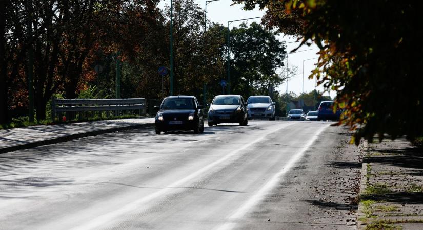 Borzalmas állapotok: nyomvályúban zötykölődnek az autósok a zalai város utcájában (galéria, videó)