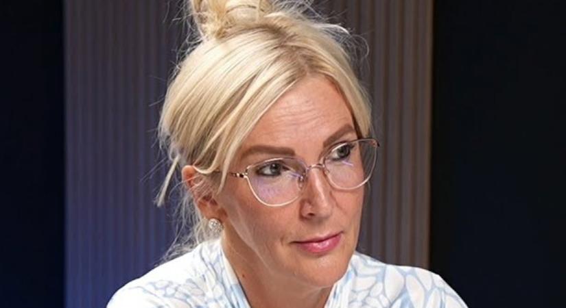 Míg Felcsúton fűnapoztató van a focipályán, addig a székesfehérvári kórházban a víznek kell örülni