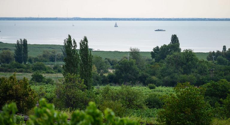 Nem csitulnak a kedélyek a Balatonnál, a tét a teljes mértékben bejárható sétány