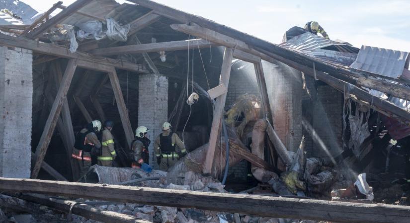 Az ukránok újabb orosz olajfinomítóra mértek csapást, közben az oroszok Kijevtől Harkivig bombáztak Ukrajnában