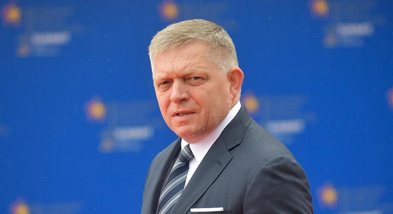 Kizárják Robert Fico pártját az európai szocialista pártcsaládból, mert kezet fogott Vlagyimir Putyinnal