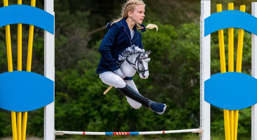 Véresen komoly: lábak közé szorított, lófejben végződő partvisnyéllel szaladgálni, az egy sport