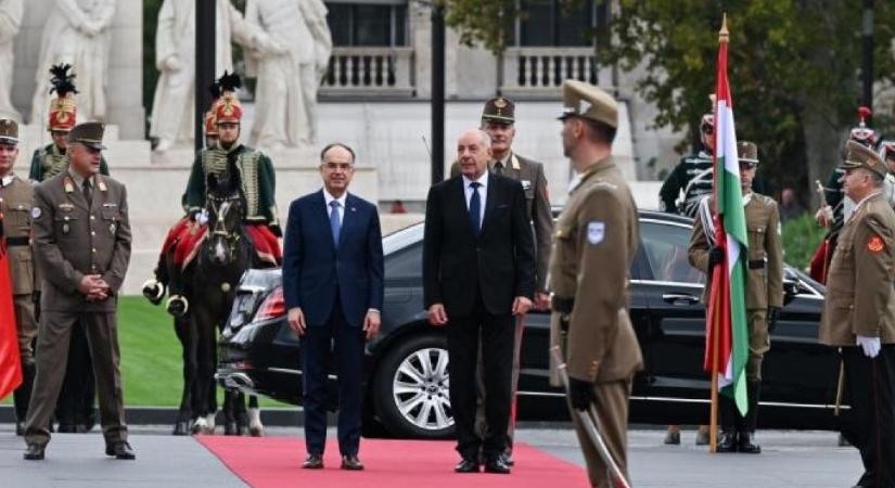 Sulyok Tamás vendégül látta, meg is hívták ebbe az országba