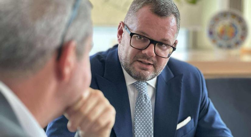 Győrért es a térségert dolgozik, mégis összeférhetetlenséggel vádolják a képviselőt
