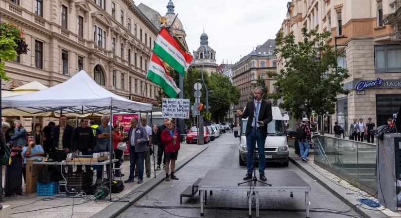 „Ha egyedül leszek, akkor is ki fogok jönni!” – Hadházyék tüntetnek a Belvárosban