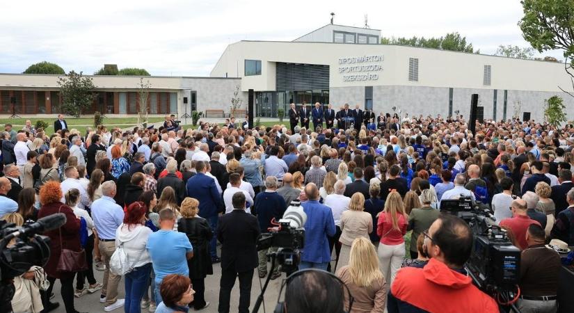 „Stramm gyerek, nehéz szülés“ – Orbán Viktor adta át Szekszárd új büszkeségét, a Sipos Márton Sportuszodát (képgaléria)