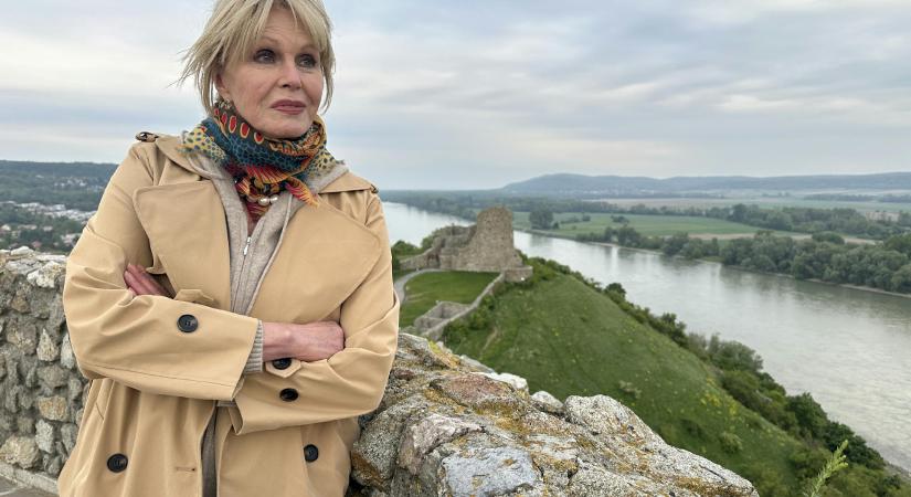 „A Duna-parti cipők az egyik legmeghatóbb emlékmű, amit valaha láttam” – új úti filmjéről beszél a HVG-nek Joanna Lumley