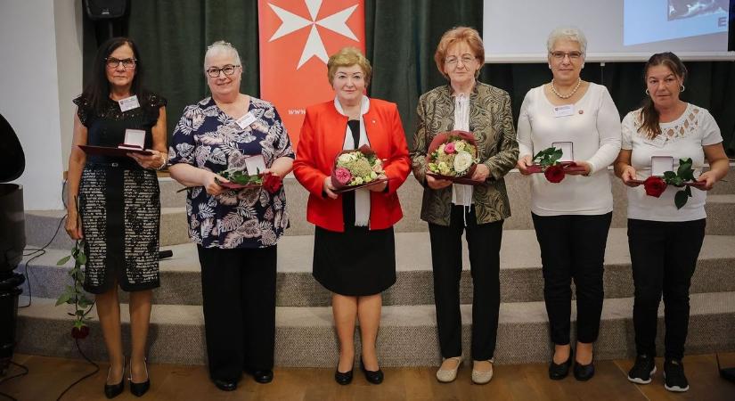 Emlékérmeket és díszokleveleket adtak át a Civil Közösségek Házában - 25 éves lett a Magyar Máltai Szeretetszolgálat Egri Csoportja