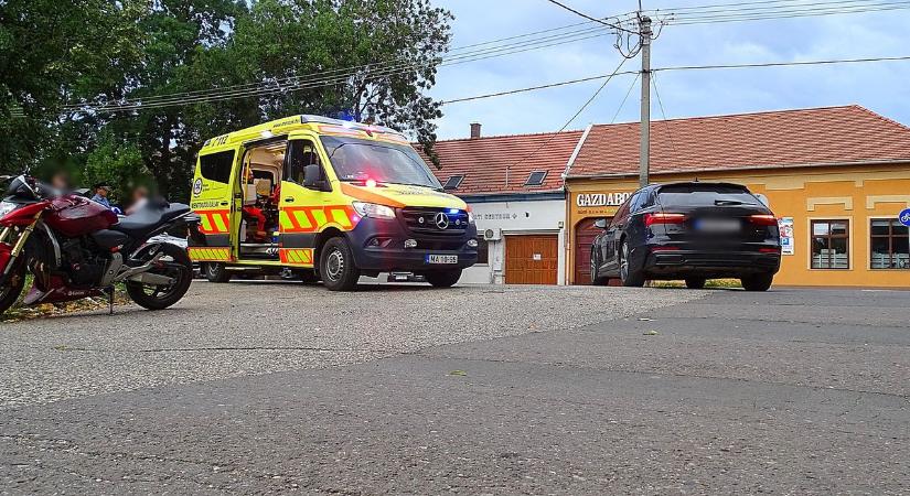 Az aszfalton csúszva állt meg a motoros a baleset következtében – galériával