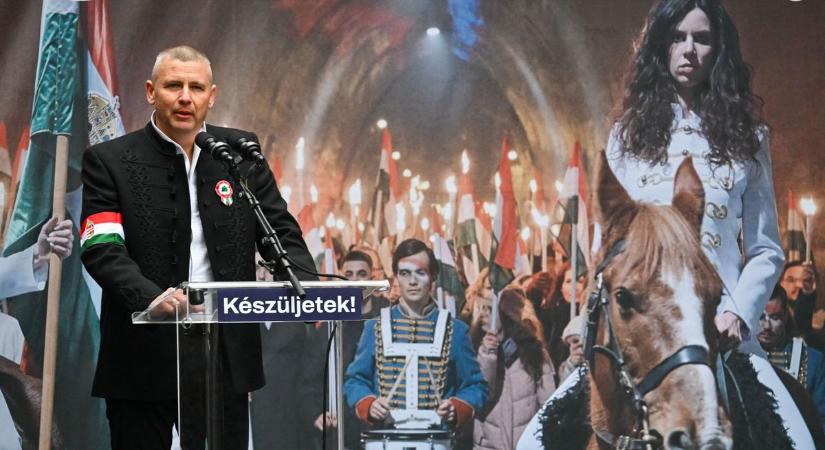 Nekem csak mikrofon van a kezemben. Ne féljen, ne lökdössön, és főleg: ne lőjön!