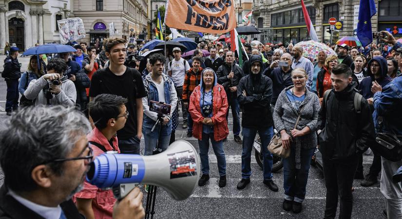 „A török basa szavatossága lejárt. Ég veled. Üdv Récseléknek Nyú Jorkban”