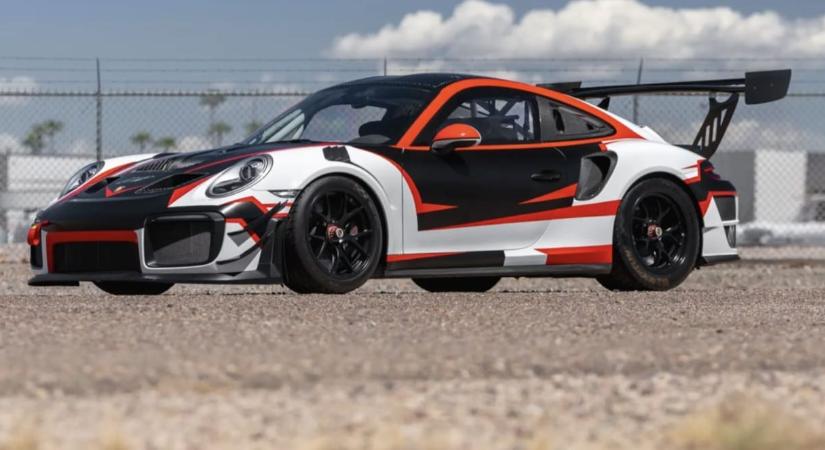 Eladó Max Verstappen limitált szériás Porsche 911-ese
