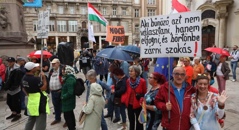 A Földművelésügyi minisztériumhoz vonultak Hadházyék